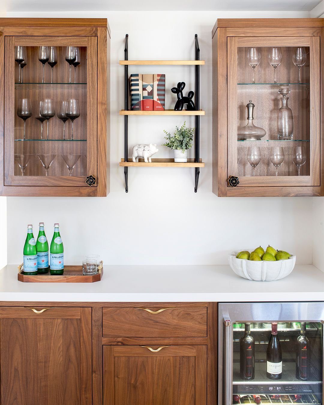 26 Jaw-Dropping Dry Bar Walls for 2025 17 Modern Simplicity