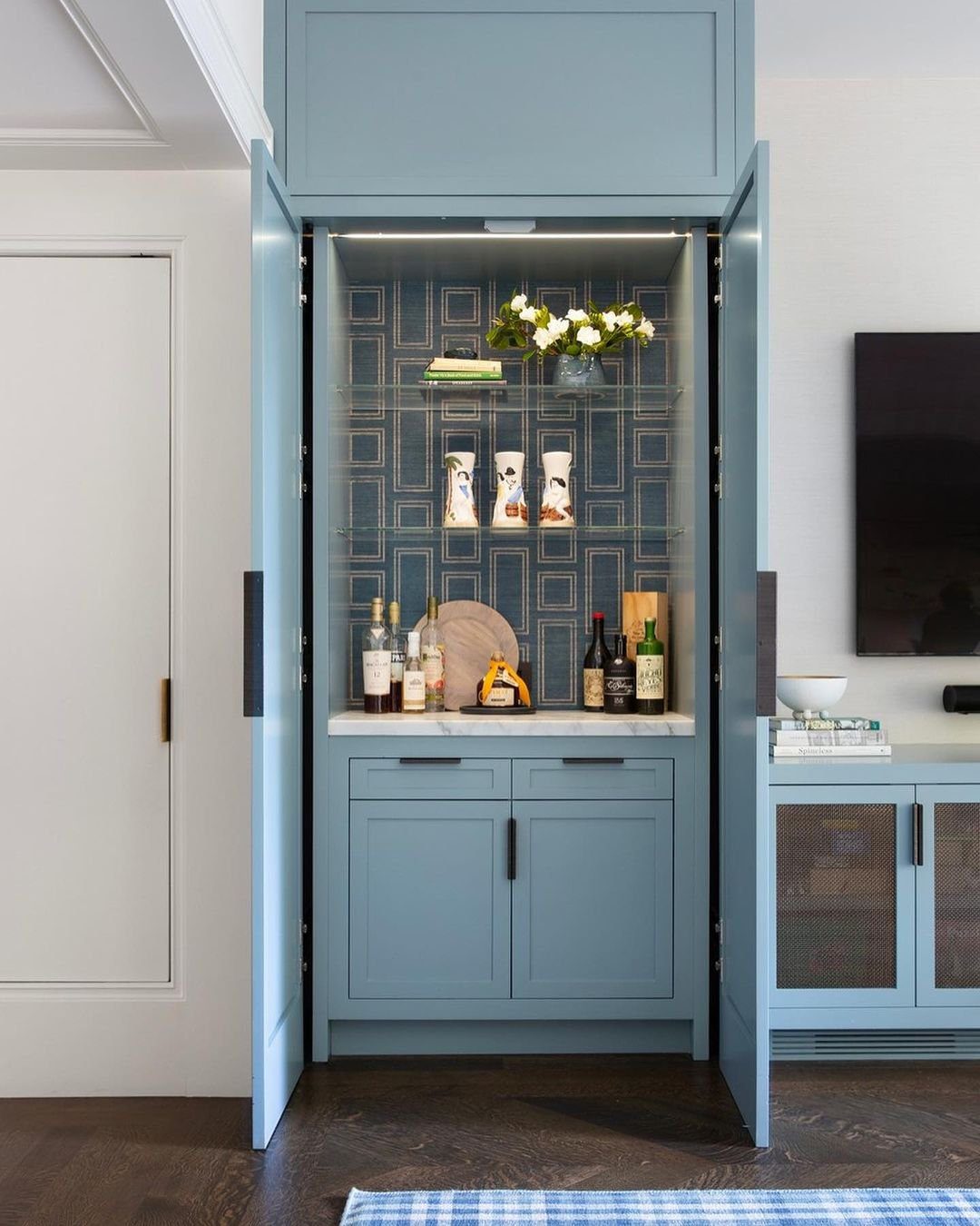 26 Jaw-Dropping Dry Bar Walls for 2025 19 Sleek and Blue