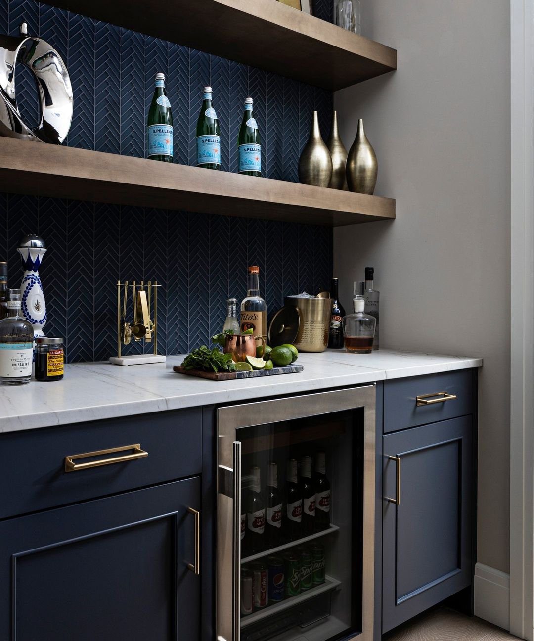 26 Jaw-Dropping Dry Bar Walls for 2025 25 Contemporary Navy Nook
