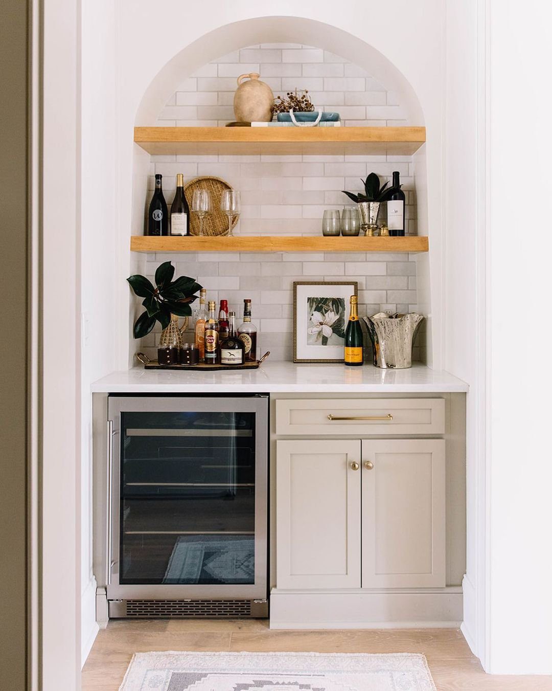 26 Jaw-Dropping Dry Bar Walls for 2025 2 Cozy Corner Elegance