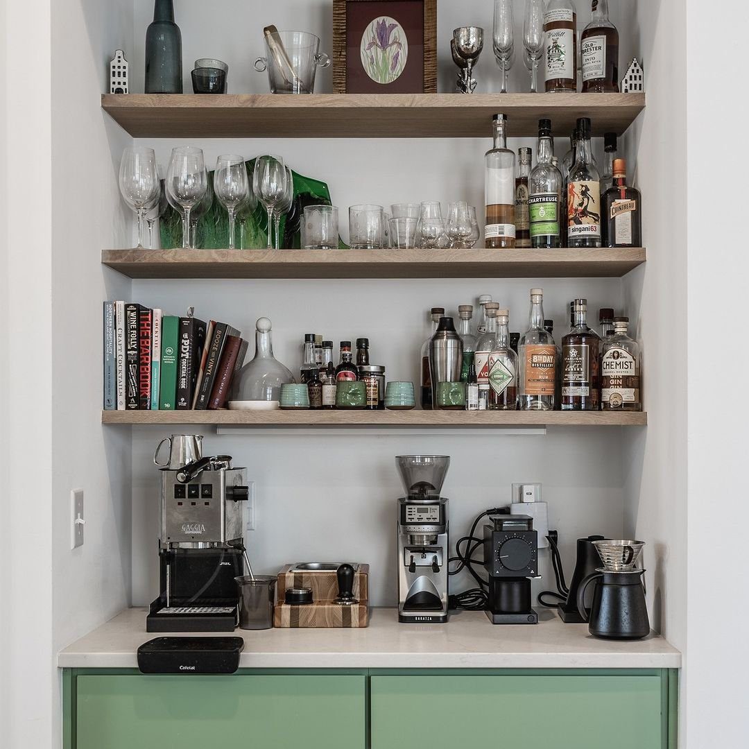 26 Jaw-Dropping Dry Bar Walls for 2025 4 Minimalist Chic