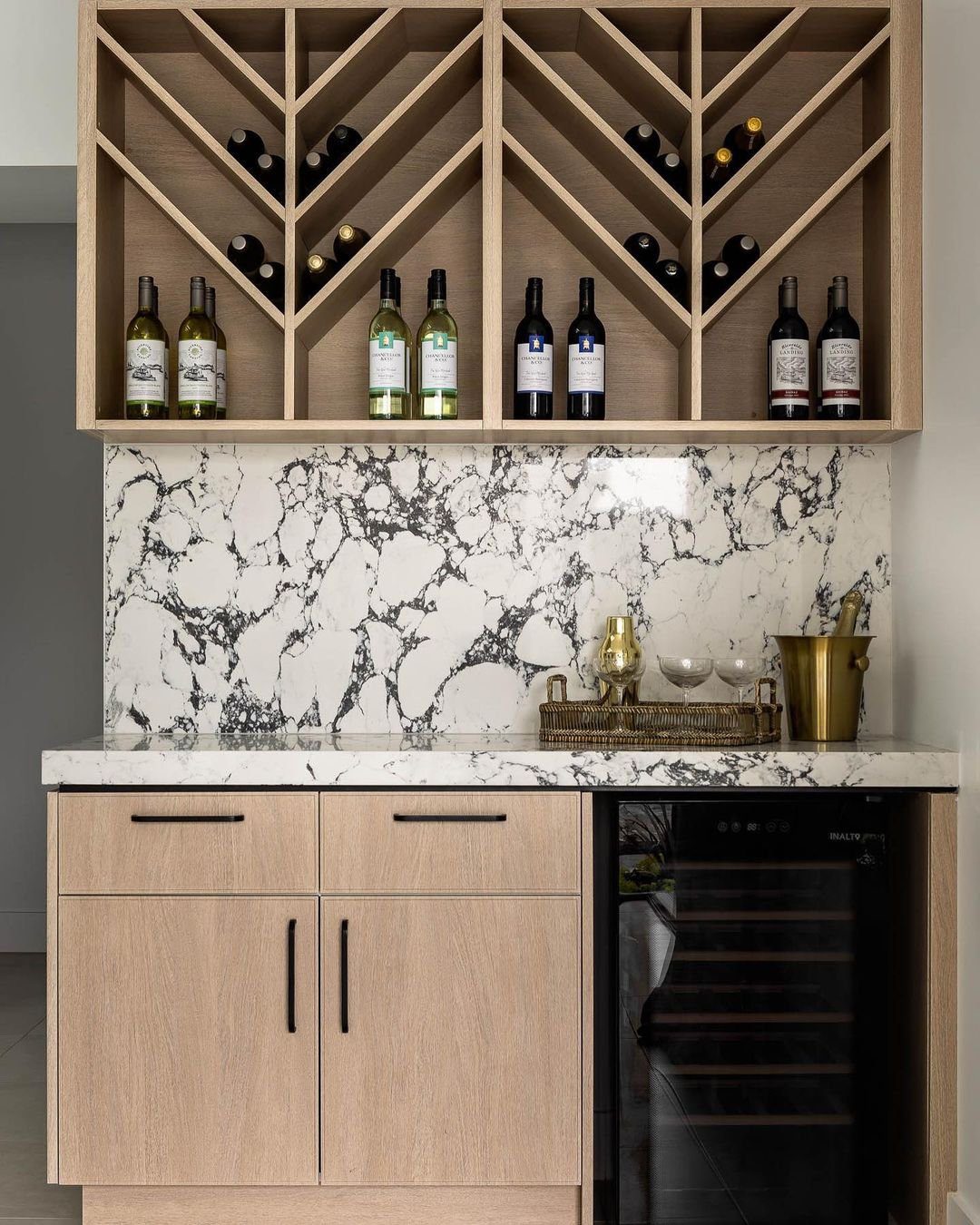 26 Jaw-Dropping Dry Bar Walls for 2025 8 Marble Marvel