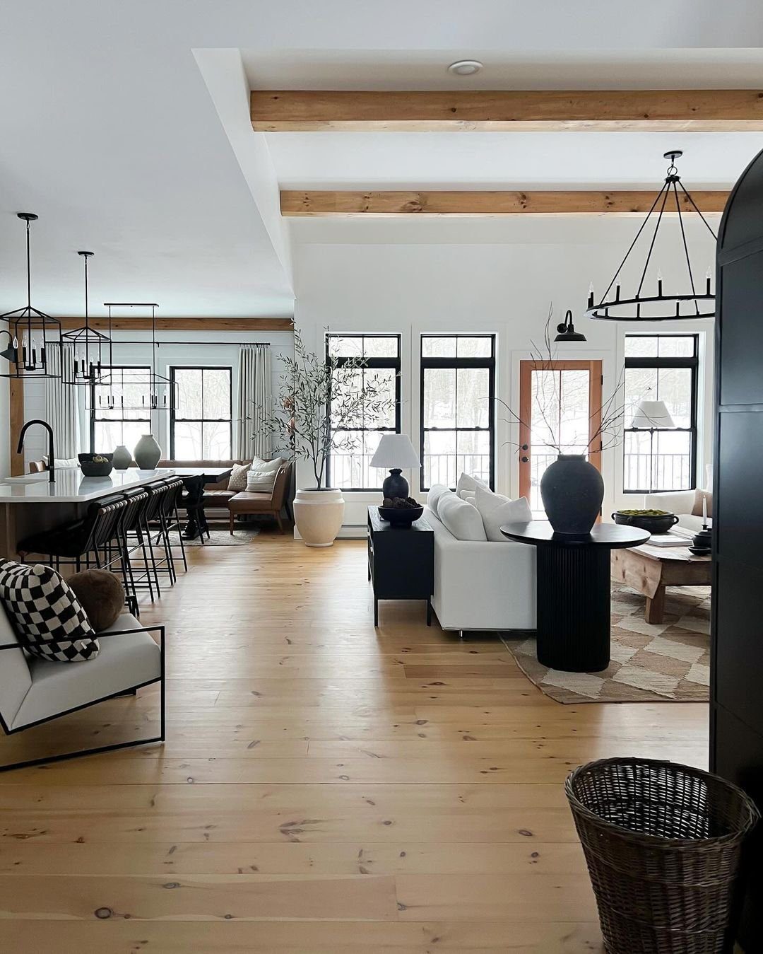 Scandinavian Simplicity with Parallel Beams Moulding