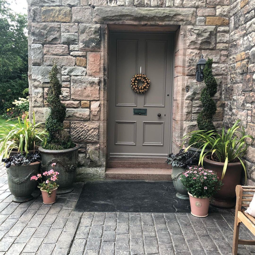 35 Stunning Front Door Plants for Dreamy Entries 2025 6 word image 32877 7