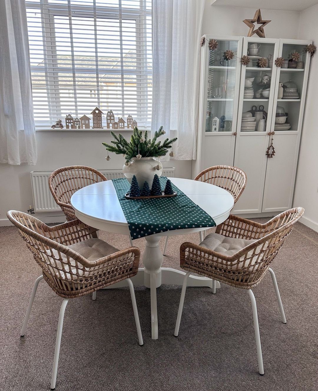 35 Stunning Round Table Decor Ideas for 2025 2 Holiday Charm in Small Spaces