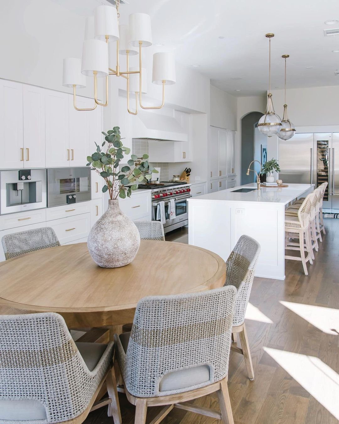 35 Stunning Round Table Decor Ideas for 2025 35 Modern Simplicity