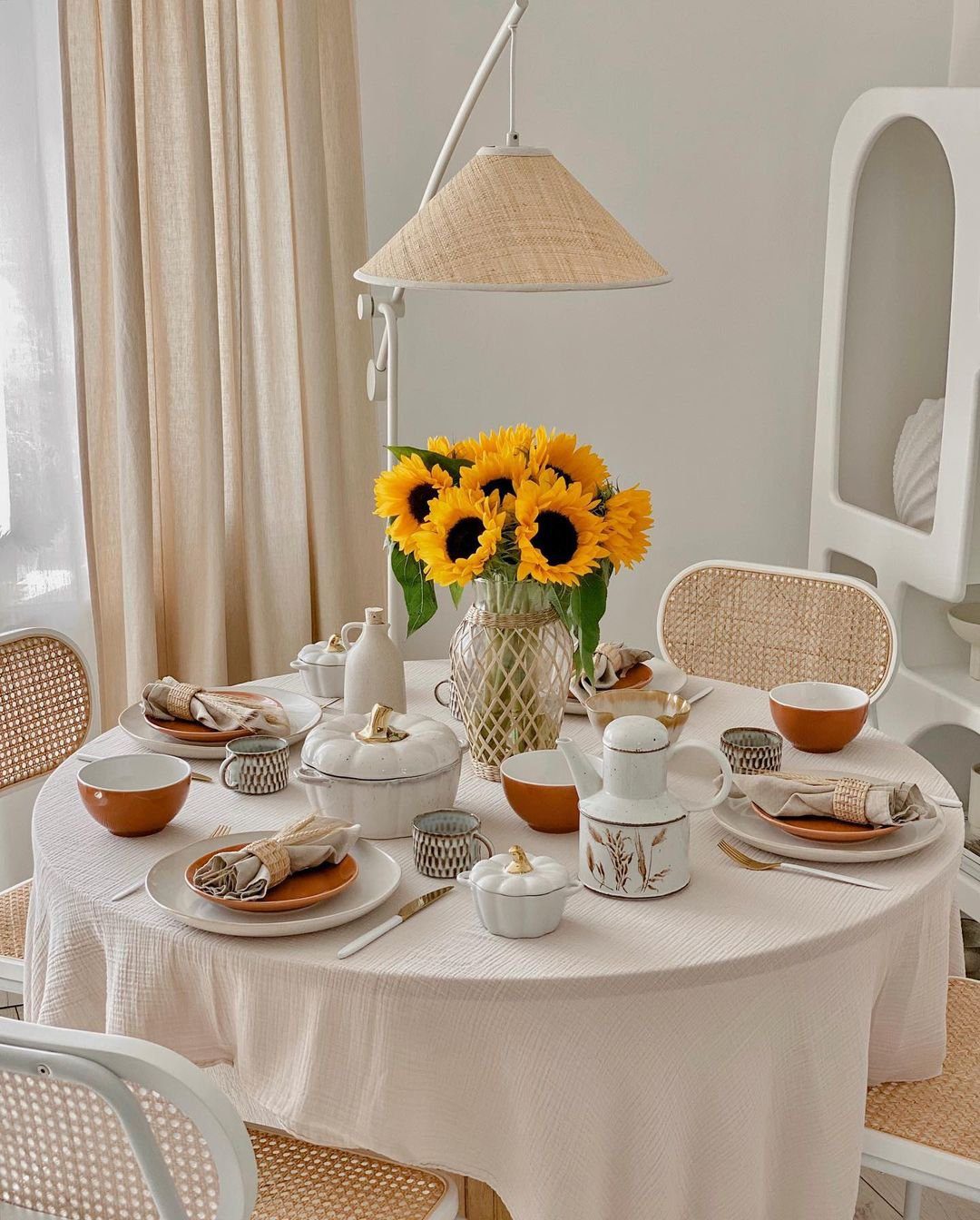 35 Stunning Round Table Decor Ideas for 2025 3 Sunny Brunch Elegance