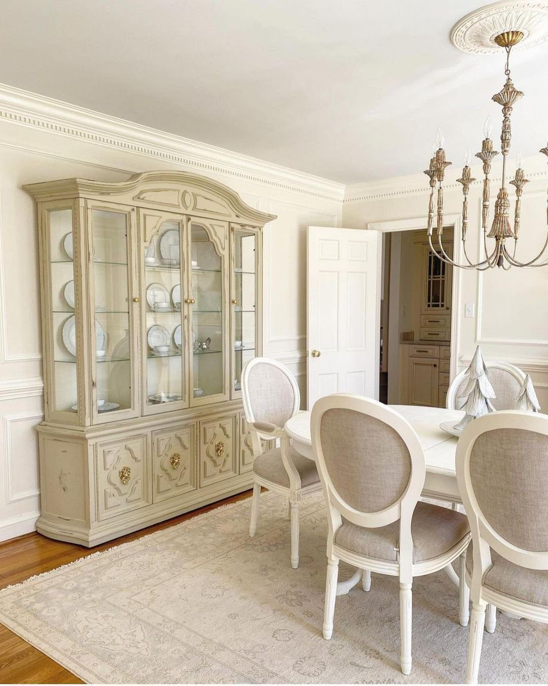31 Jaw-Dropping China Cabinet Transformations for 2025 31 Graceful Dining Elegance