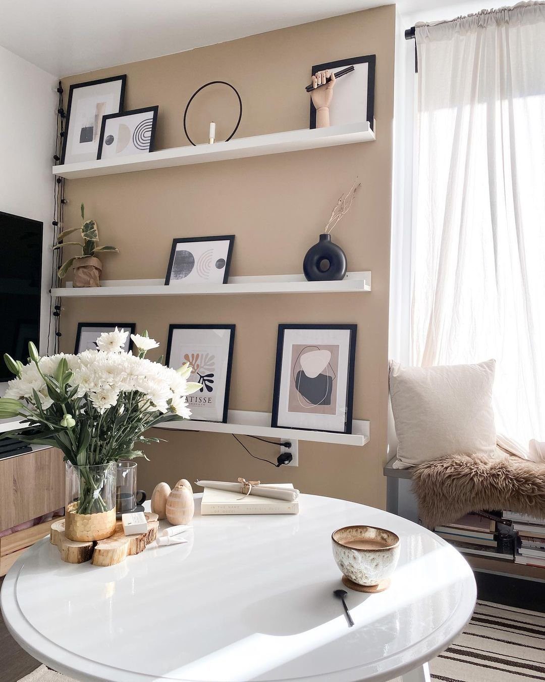 Stunning Picture Ledge Ideas That Wow in 2025! 10 Modern Living Room with Minimalist Picture Ledge Display