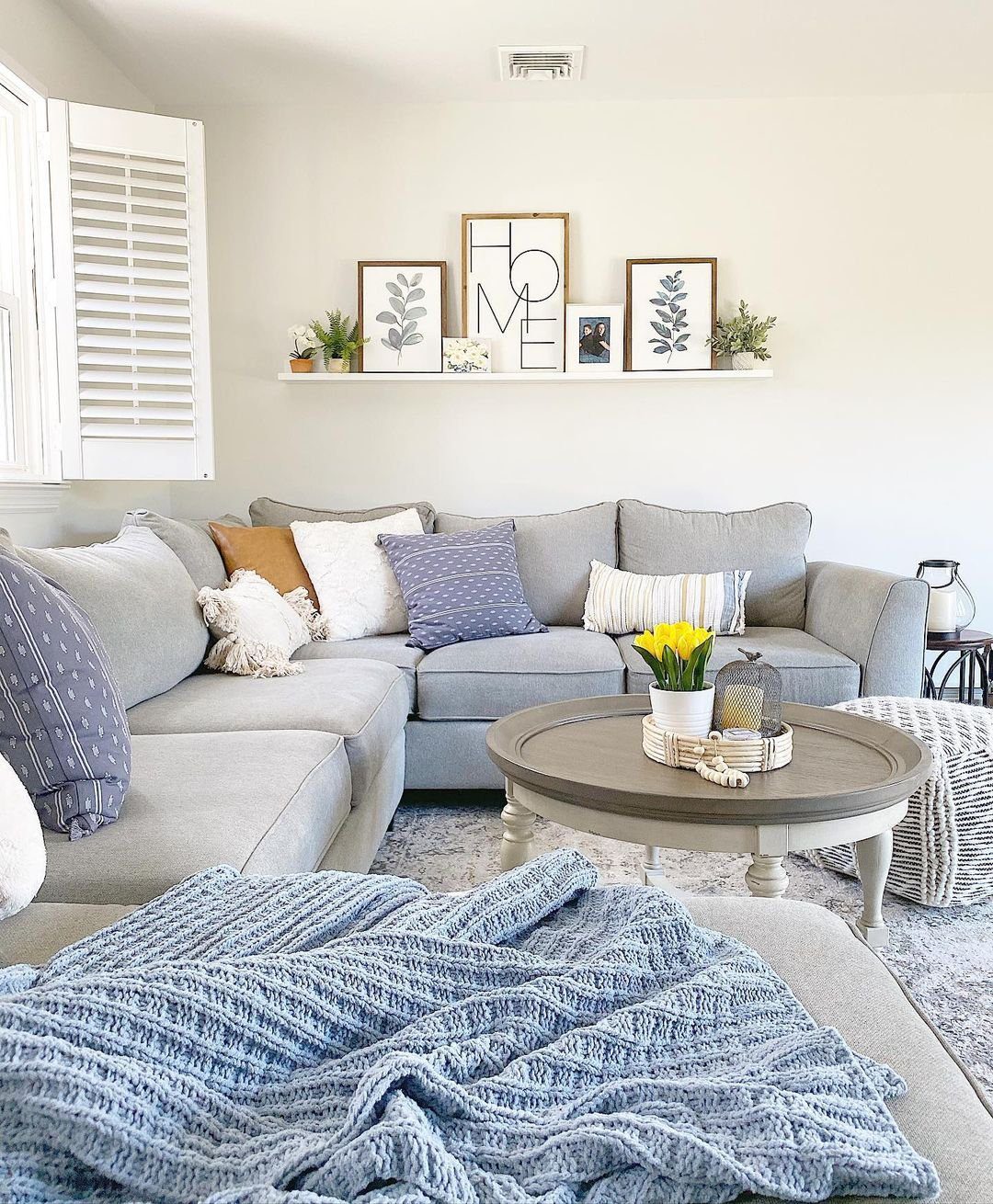 Stunning Picture Ledge Ideas That Wow in 2025! 12 Comfortable Living Room with Personalized Picture Ledge Display