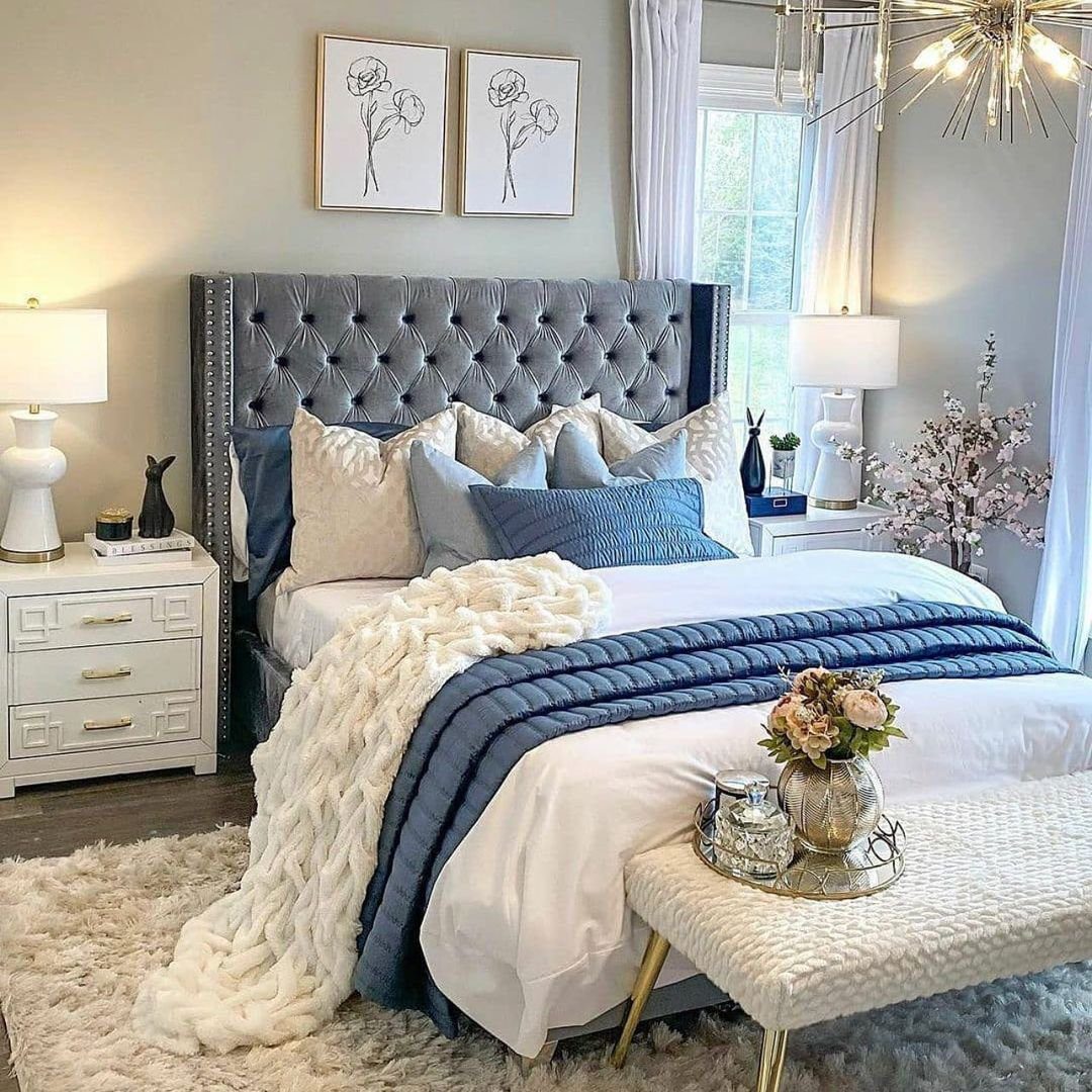 Cool Contrast: Navy and Neutrals