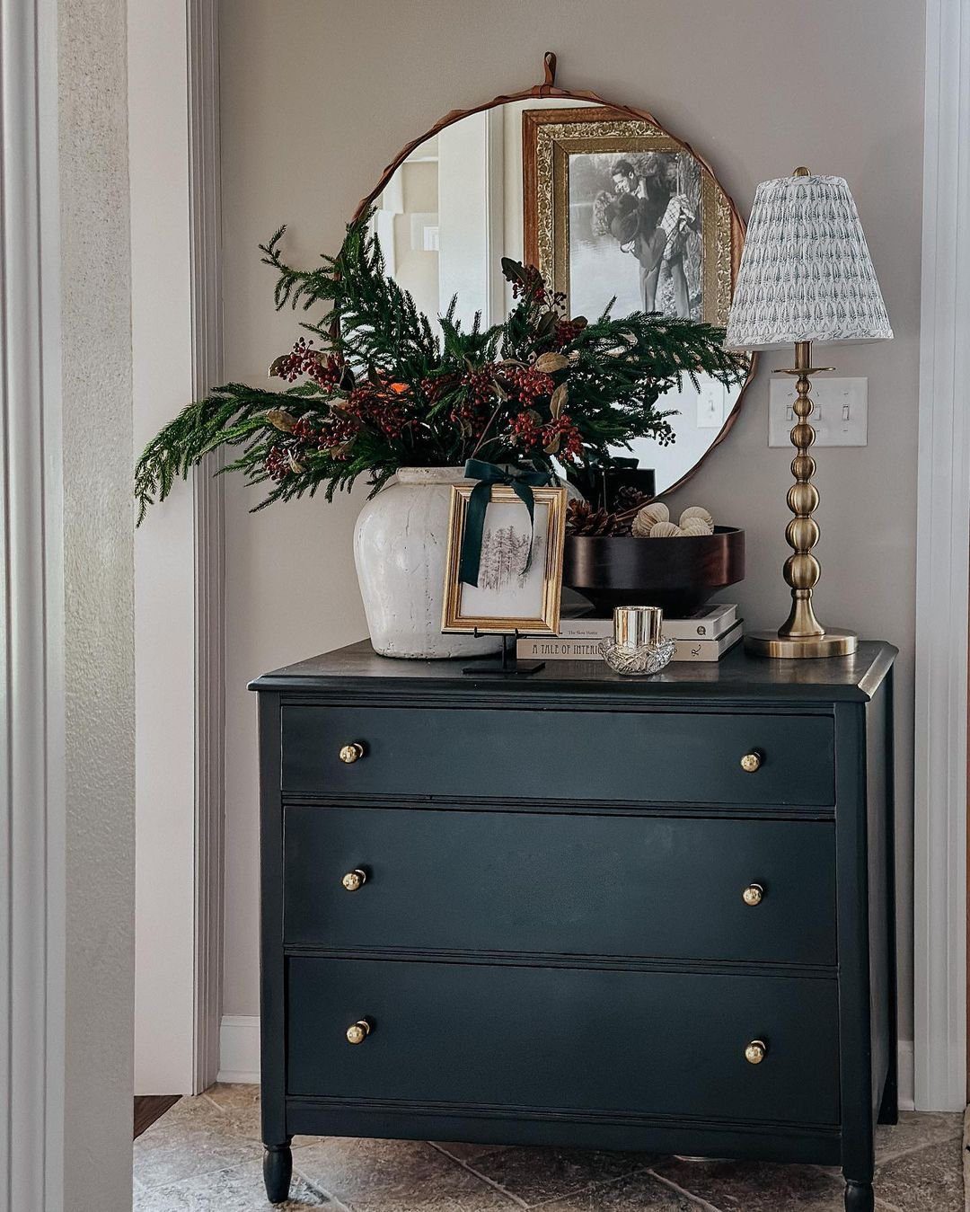 25 Jaw-Dropping Console Lamp Ideas for 2025 15 Vintage Elegance with Festive Lighting