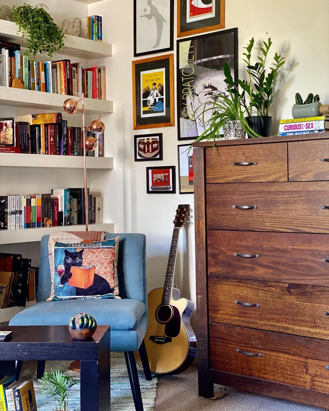 25 Jaw-Dropping Corner Decor Hacks for 2025! 23 Creative Reading Corner with Art and Music