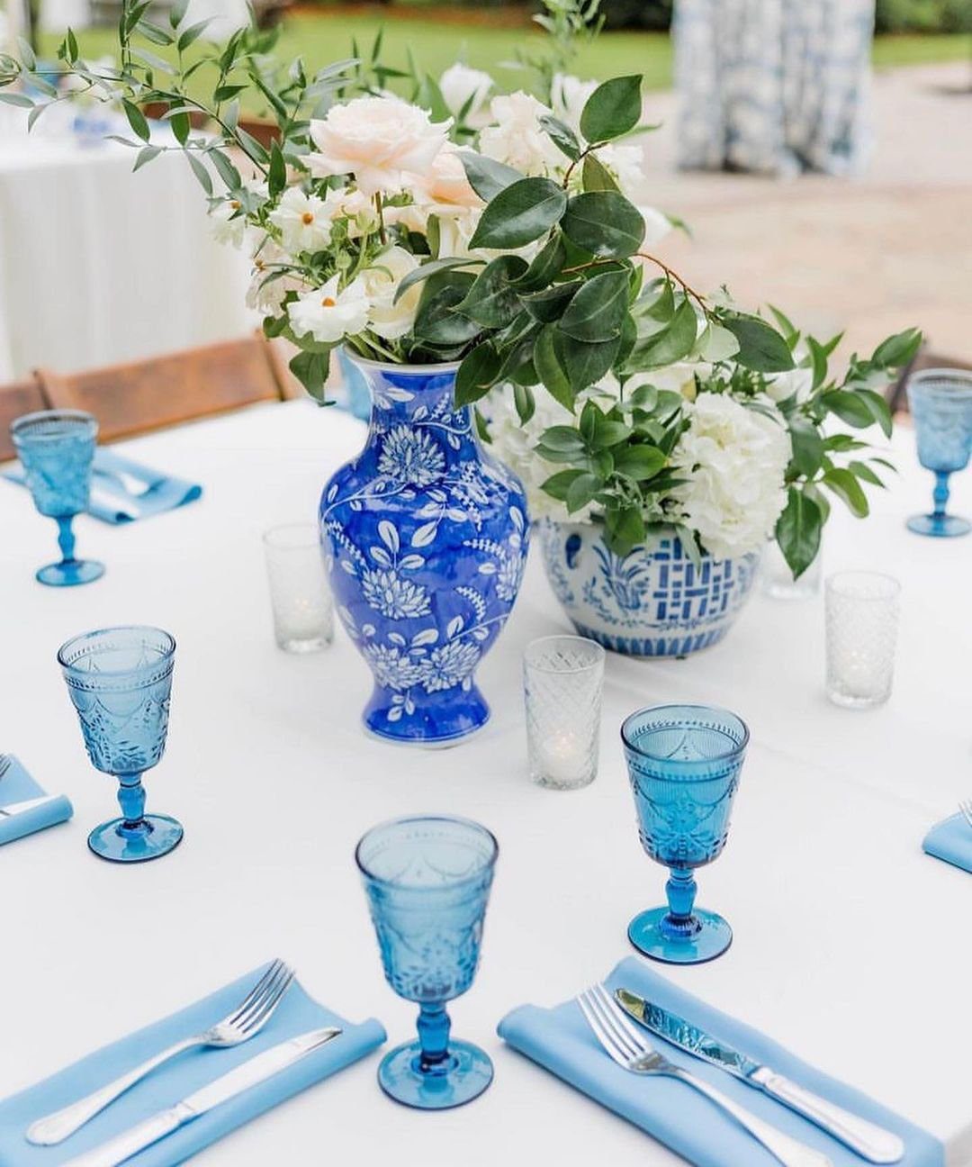 Stunning Blue Centerpieces That Will Blow Your Mind 2025 9 Vibrant Blue Glass and Floral Centerpiece