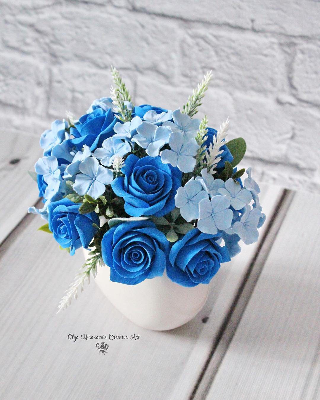 Stunning Blue Centerpieces That Will Blow Your Mind 2025 22 Simple Blue Rose and Hydrangea Centerpiece