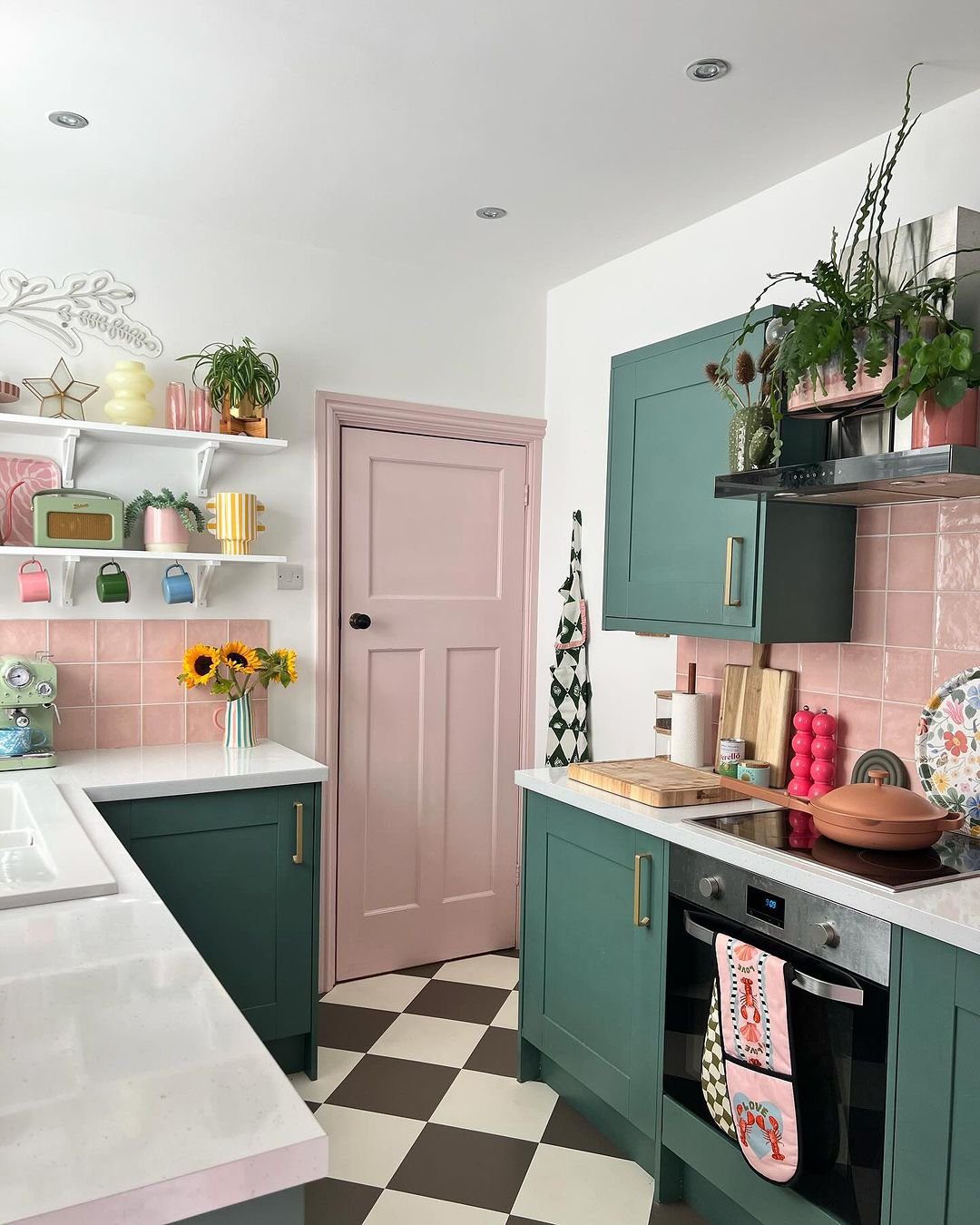 25 Mind-Blowing Dopamine Decor Kitchen Hacks for 2025 25 Pastel Pops In Retro Style Kitchen