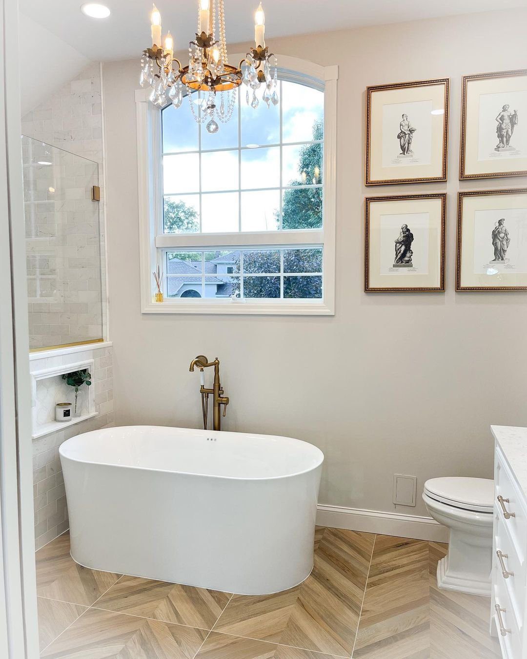 15 Dreamy French Country Bathrooms to Steal in 2025 4 word image 39954 5
