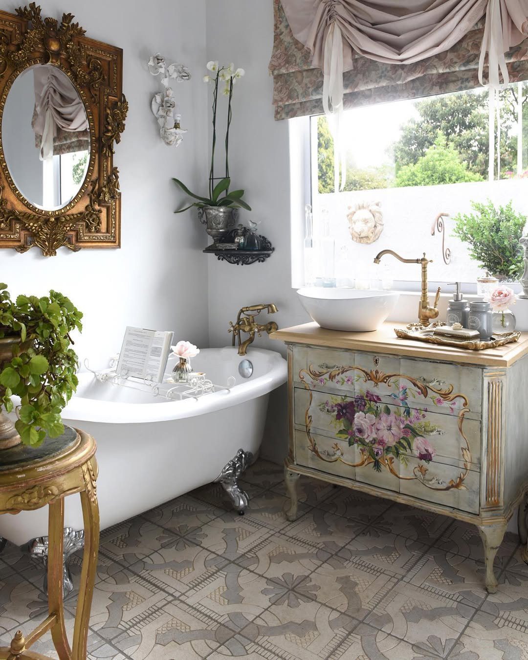 15 Dreamy French Country Bathrooms to Steal in 2025 5 word image 39954 6