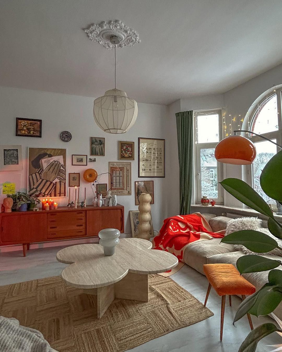 Jaw-Dropping Eclectic Living Rooms That Stun in 2025 10 word image 39960 11