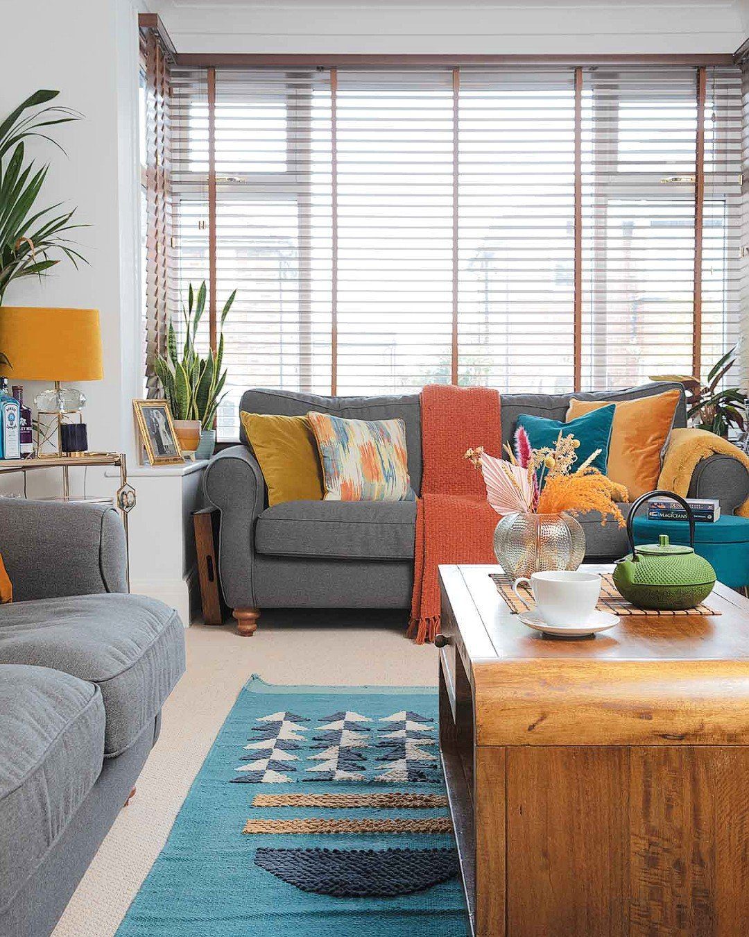 Jaw-Dropping Eclectic Living Rooms That Stun in 2025 16 word image 39960 17