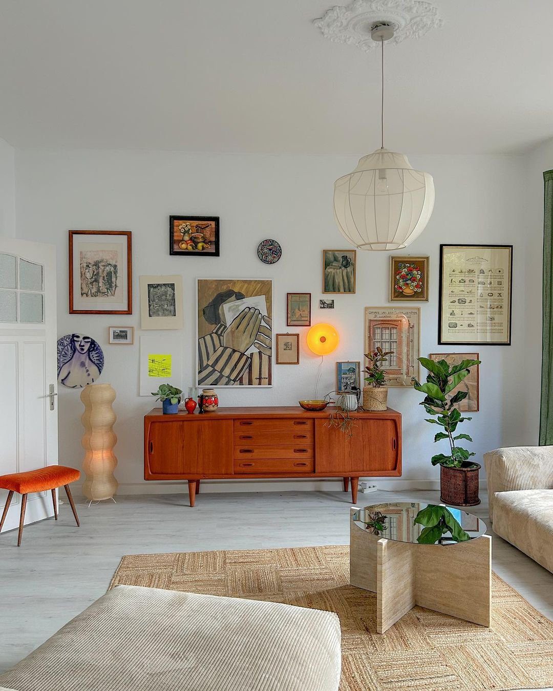 Jaw-Dropping Eclectic Living Rooms That Stun in 2025 22 word image 39960 23