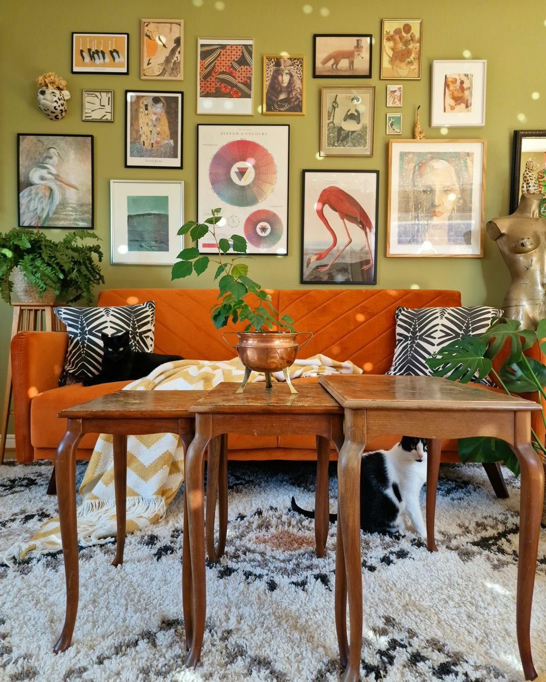 Jaw-Dropping Eclectic Living Rooms That Stun in 2025 5 word image 39960 6