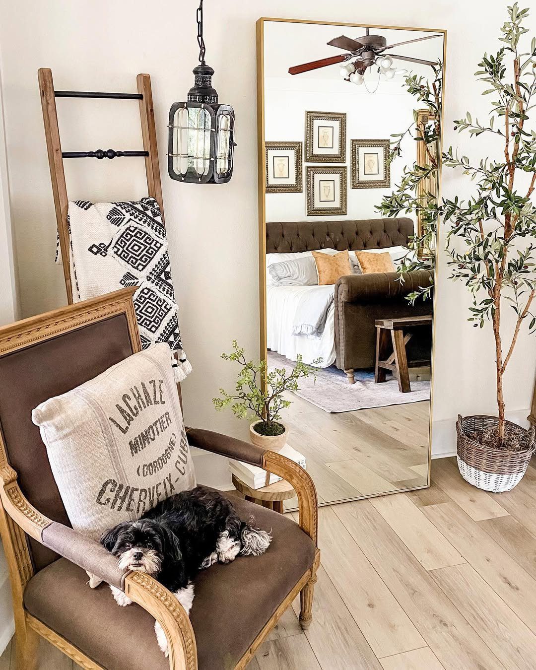 Dreamy Bedroom Corners That'll Make You Swoon in 2025 6 Vintage Warmth With Modern Reflection