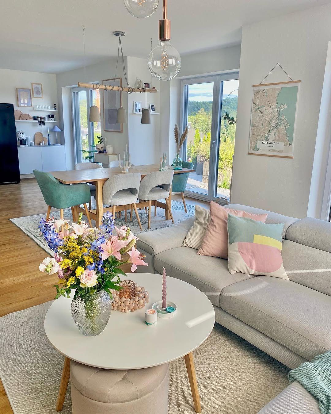 Jaw-Dropping Spring Living Room Makeovers for 2025 12 Pastels And Florals In Modern Harmony