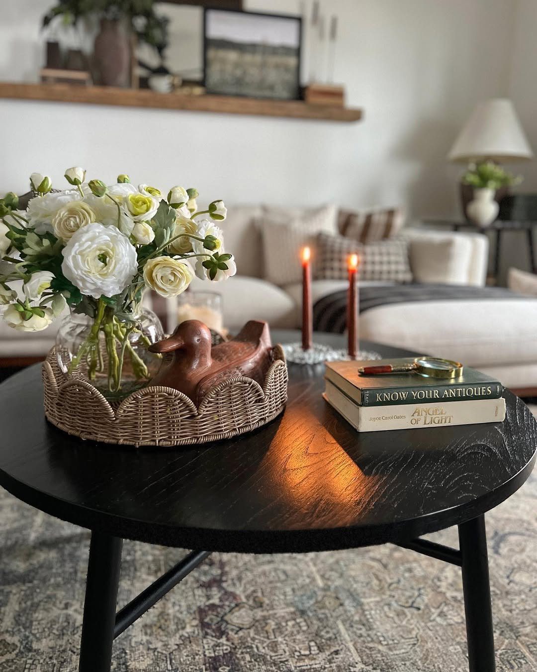 Jaw-Dropping Spring Living Room Makeovers for 2025 17 Cozy Elegance With Spring Florals