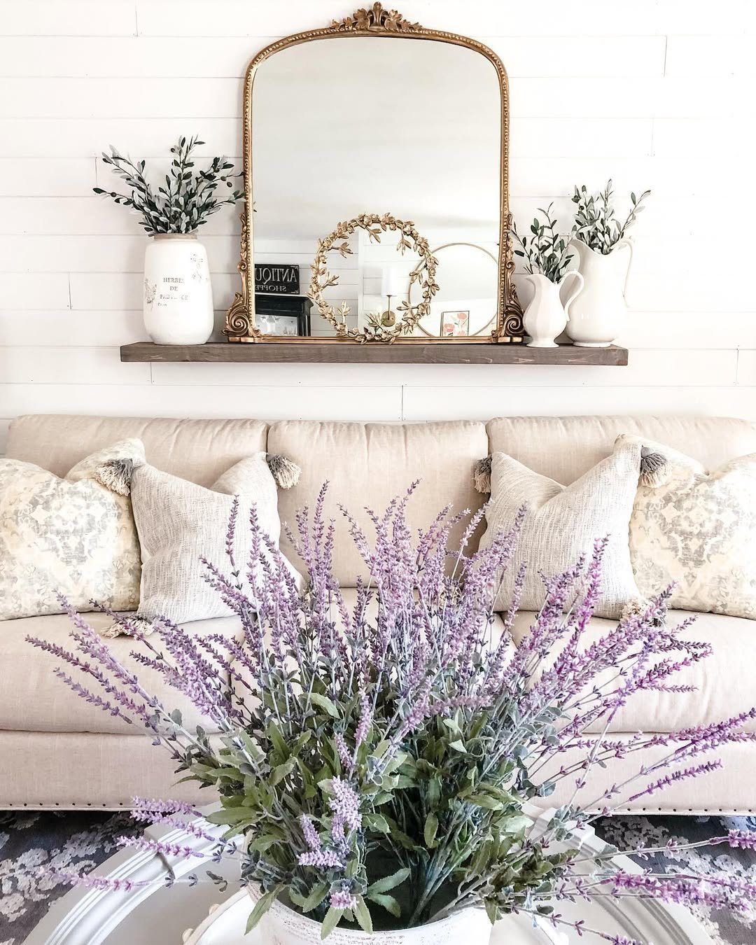 Jaw-Dropping Spring Living Room Makeovers for 2025 20 Lavender Elegance With Vintage Charm