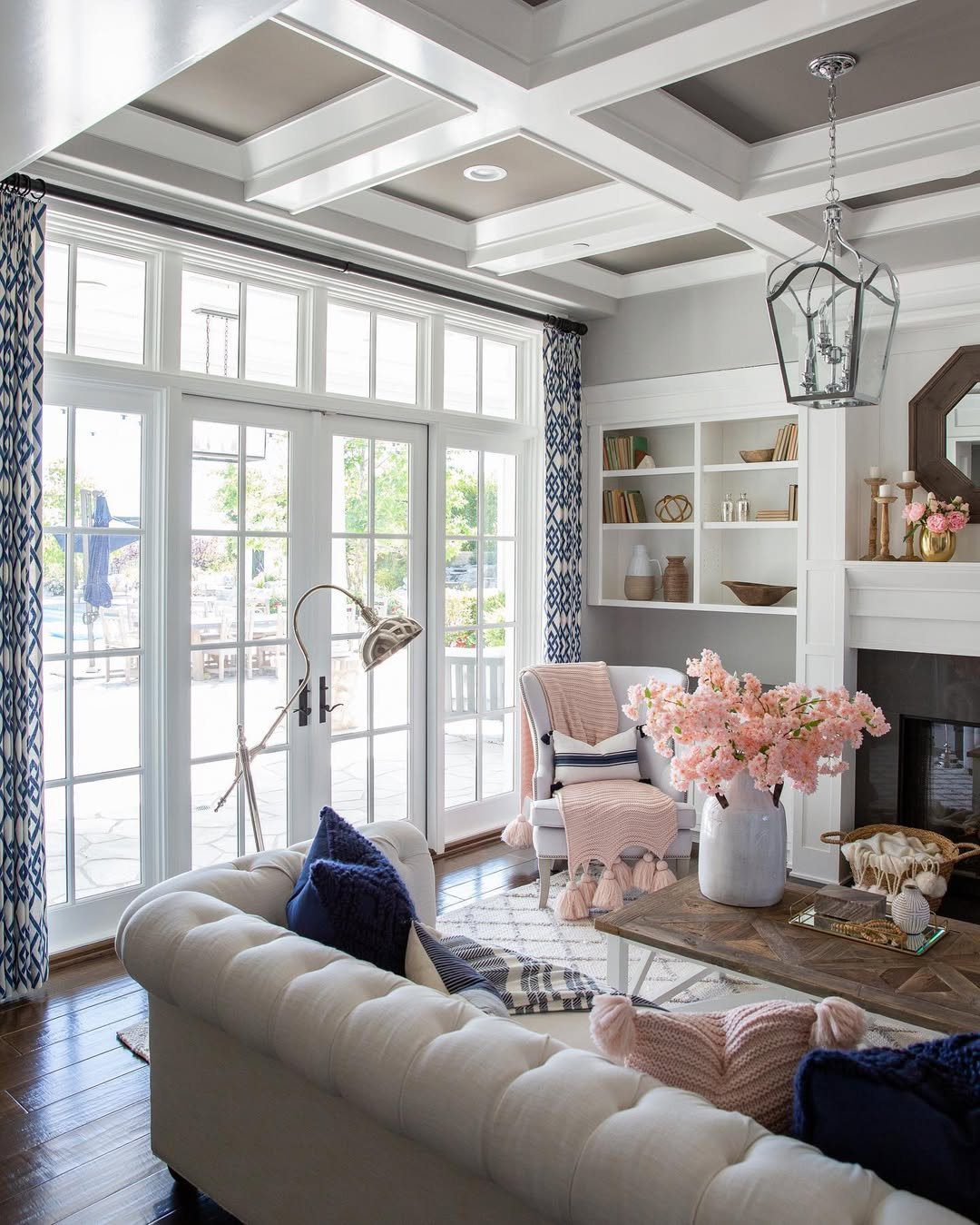 Jaw-Dropping Spring Living Room Makeovers for 2025 8 Bold Colors With Soft Spring Touches