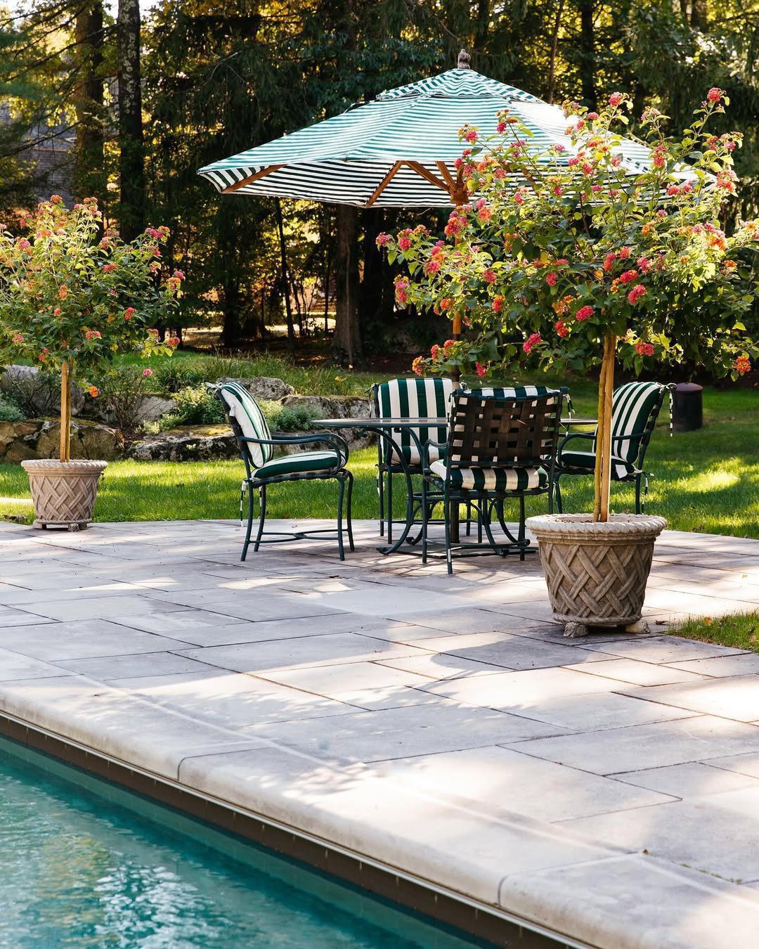 25 Jaw-Dropping Coastal Pool Decor Ideas for 2025 11 Classic Stripes For Elegant Poolside Dining