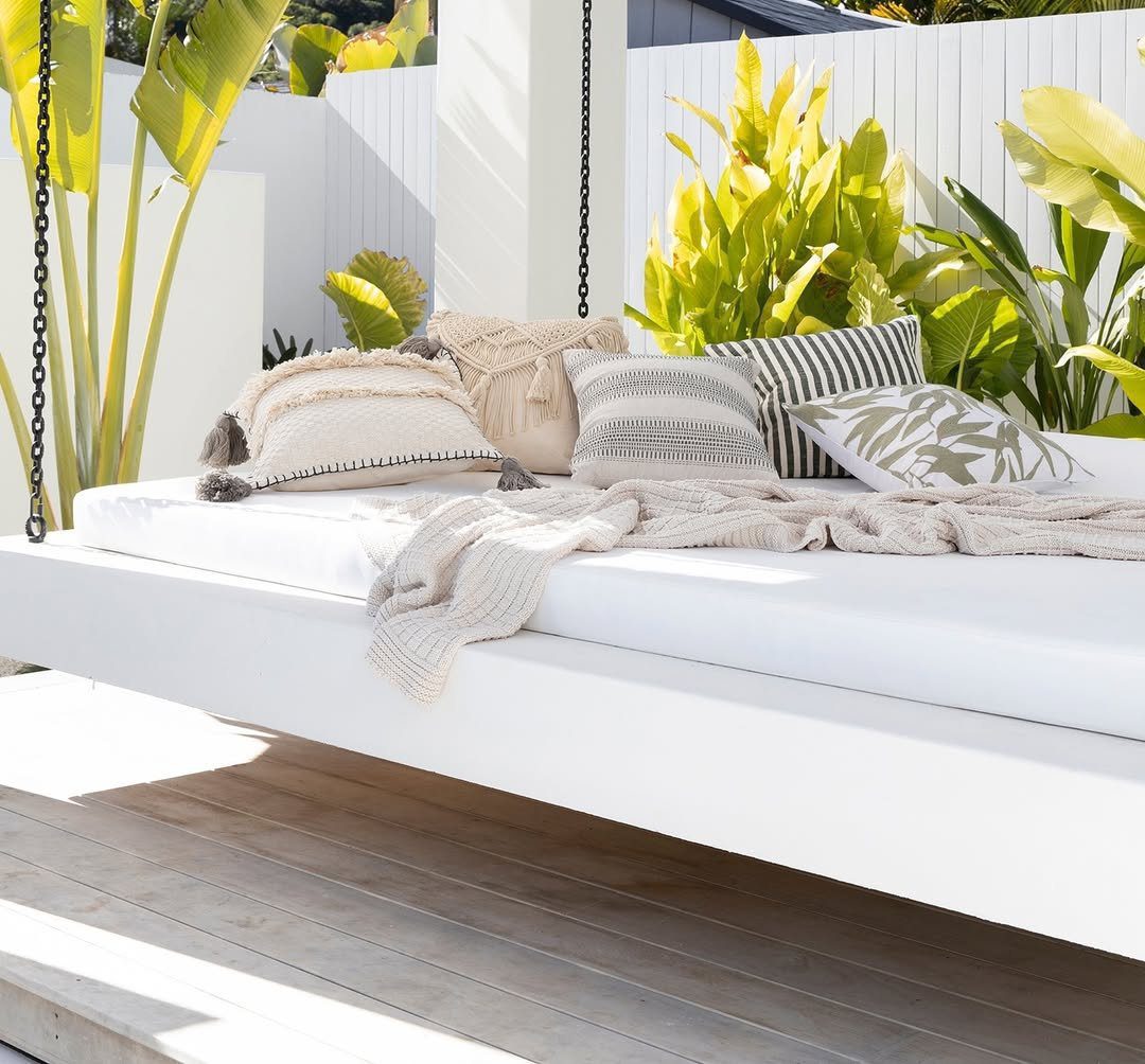 25 Jaw-Dropping Coastal Pool Decor Ideas for 2025 20 Relaxed Comfort With Tropical Vibes