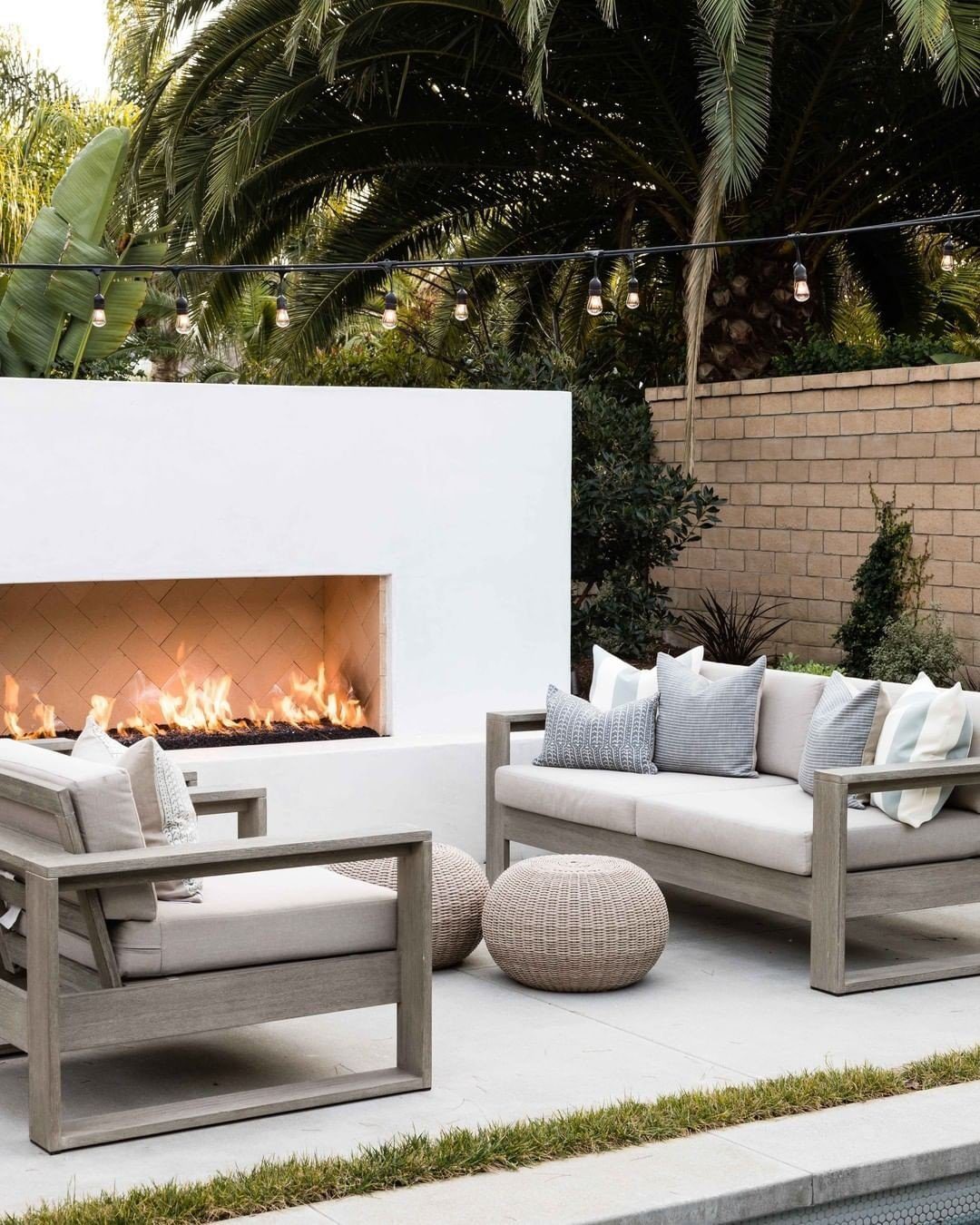 25 Jaw-Dropping Coastal Pool Decor Ideas for 2025 3 Cozy Minimalism Pool Deck For Poolside Living