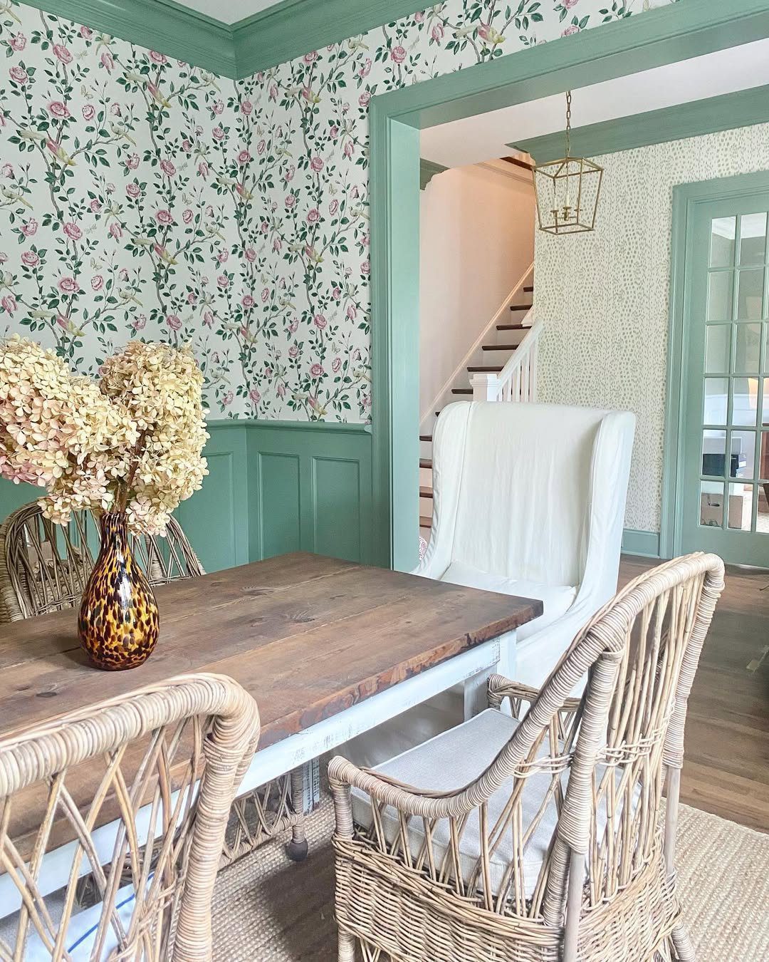 25 Stunning Dining Room Wallpapers That Scream Luxury 2025 17 Vintage Floral Wallpaper For A Cozy Dining Room