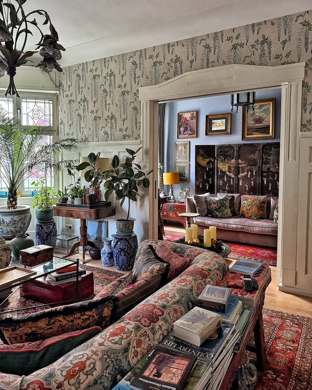 25 Jaw-Dropping Maximalist Living Rooms for 2025 9 Vintage Opulence With Layered Details