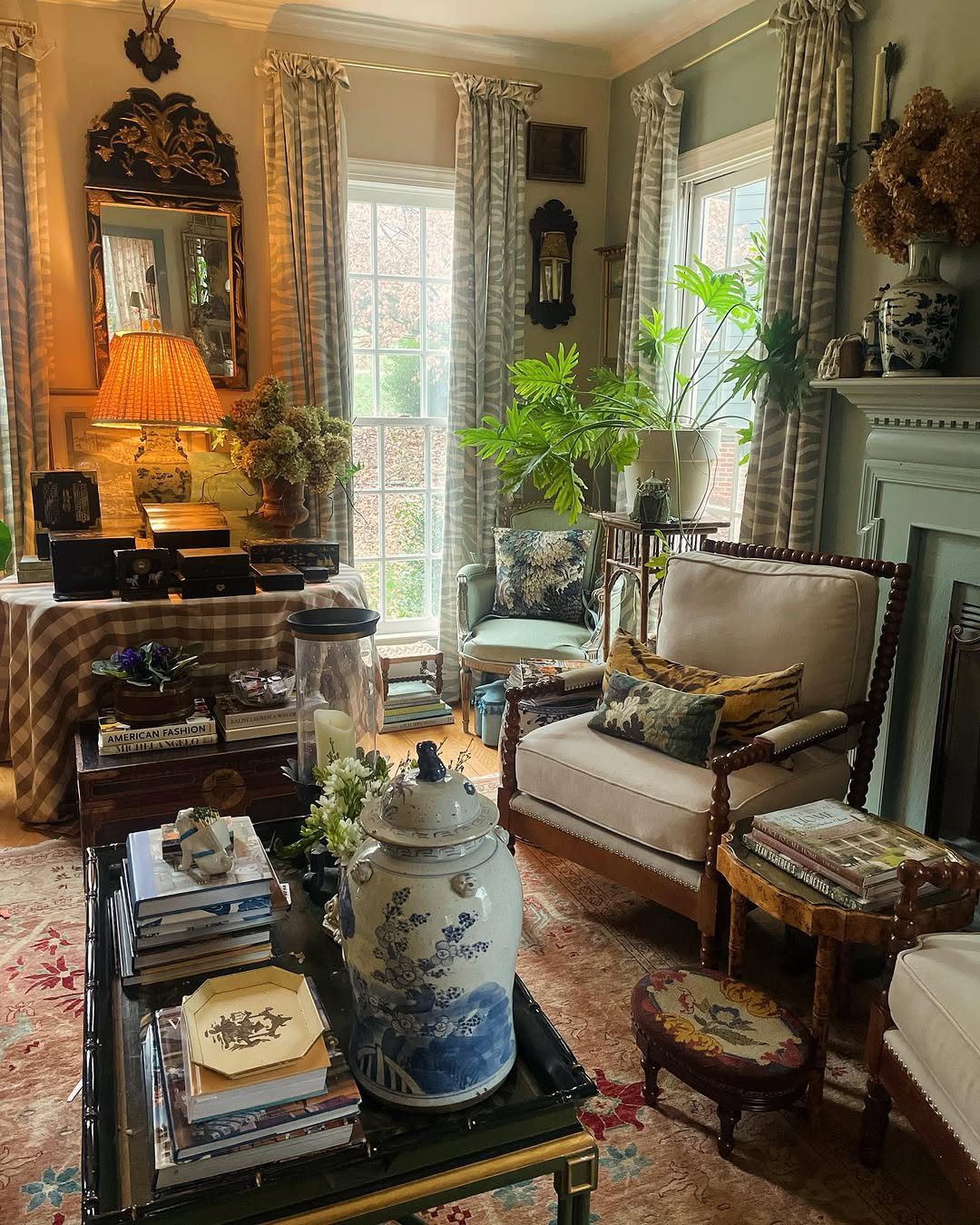 25 Jaw-Dropping Maximalist Living Rooms for 2025 14 Classic Elegance With Collected Layers