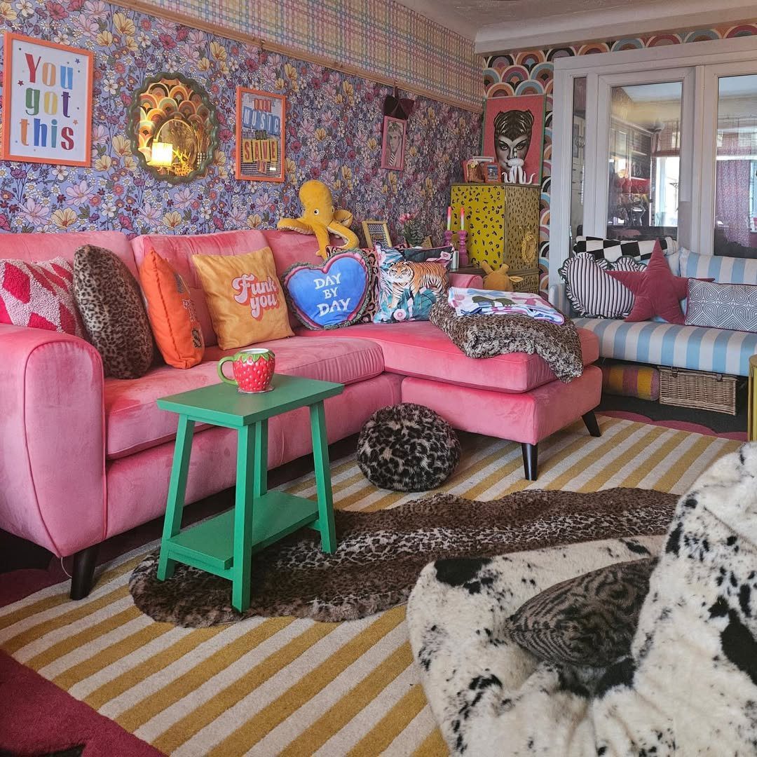 25 Jaw-Dropping Maximalist Living Rooms for 2025 18 Bold Colors And Retro Whimsy