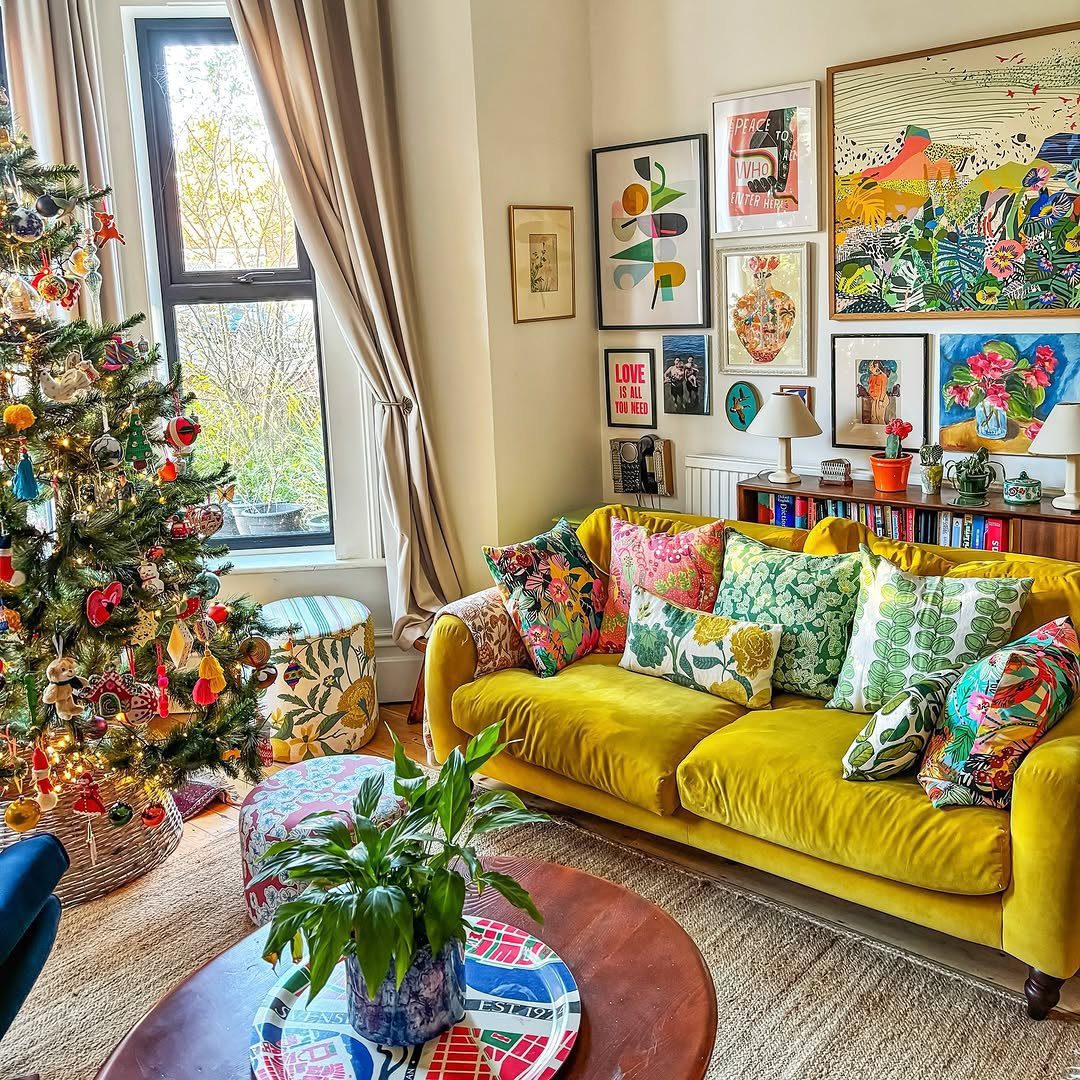25 Jaw-Dropping Maximalist Living Rooms for 2025 1 Colorful Chaos Meets Cozy Comfort
