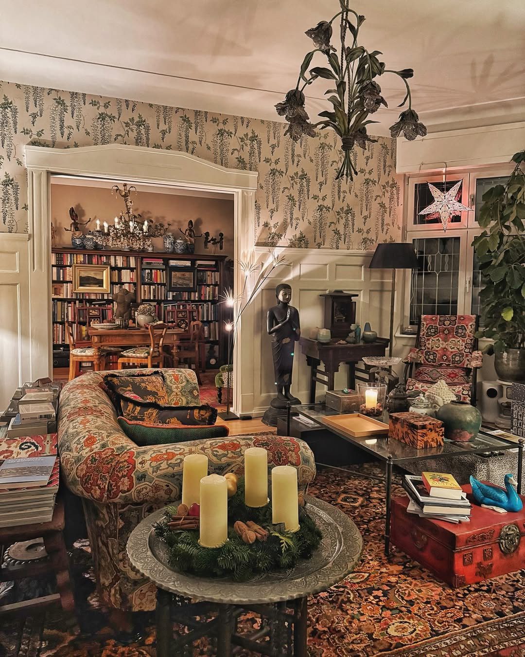 25 Jaw-Dropping Maximalist Living Rooms for 2025 20 Old-World Elegance With Eclectic Charm