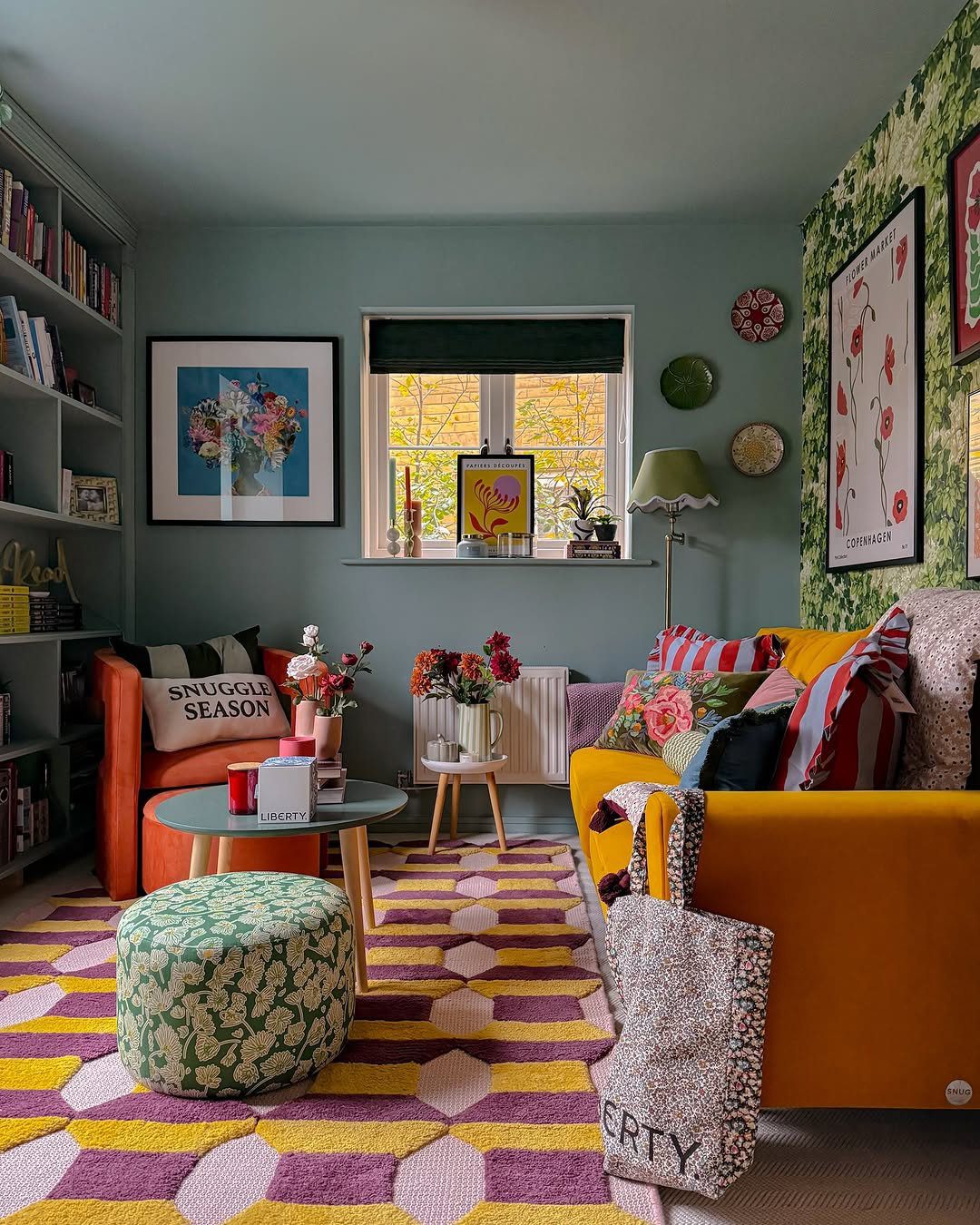 25 Jaw-Dropping Maximalist Living Rooms for 2025 23 Bold Colors And Cozy Layers