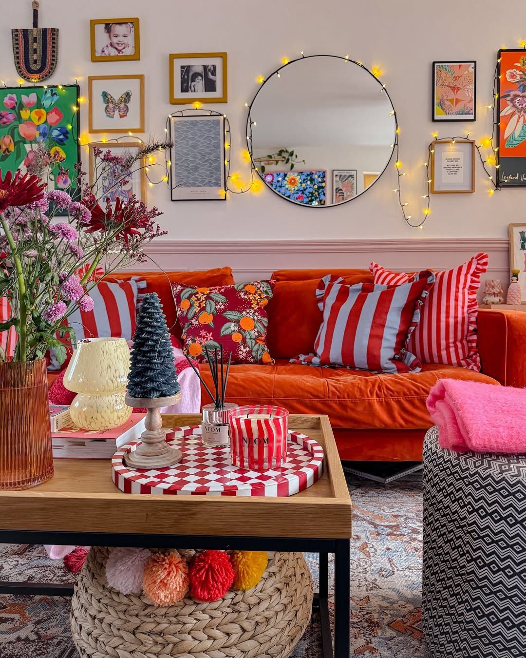 25 Jaw-Dropping Maximalist Living Rooms for 2025 4 Bold Colors And Festive Charm