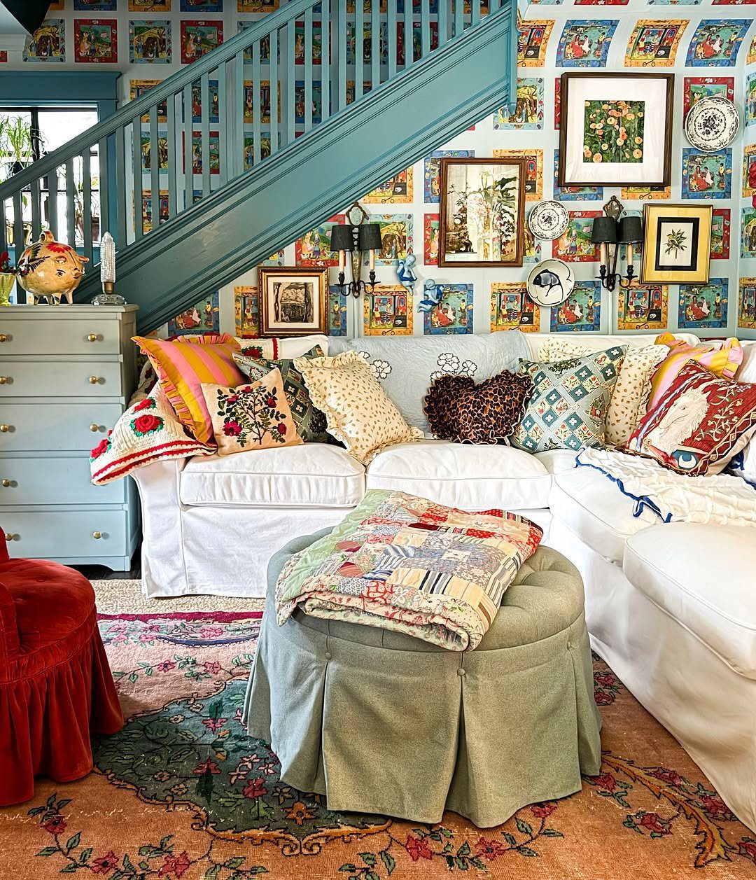 25 Jaw-Dropping Maximalist Living Rooms for 2025 6 Vintage Charm And Layered Textures