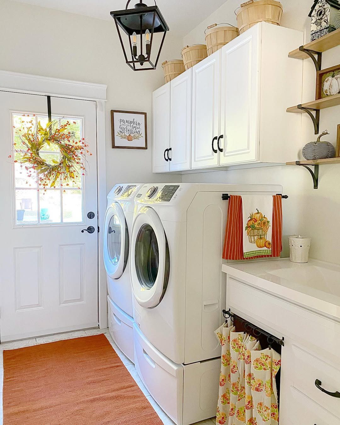 25 Dreamy Farmhouse Laundry Rooms for 2025 12 Cozy Farmhouse Laundry With Autumn Accents