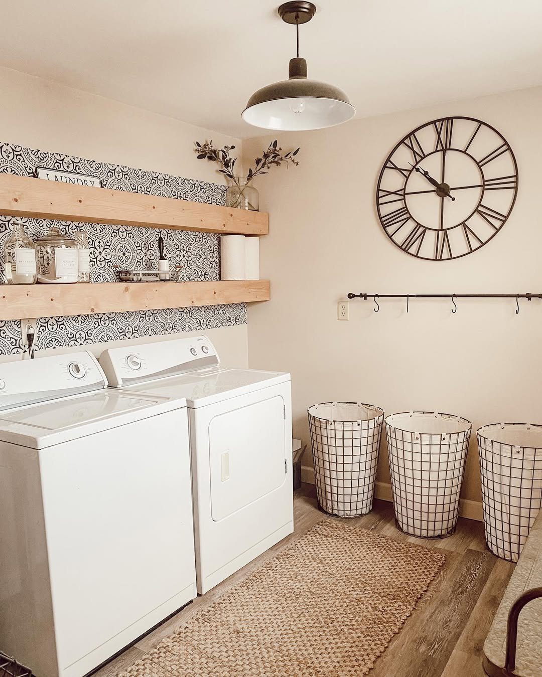 25 Dreamy Farmhouse Laundry Rooms for 2025 6 Rustic Warmth With Bold Farmhouse Patterns