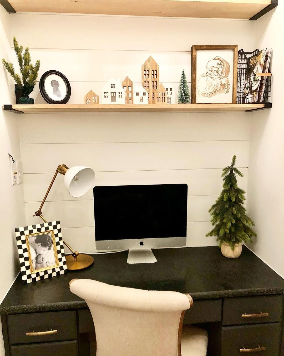 Festive Charm With Farmhouse Warmth