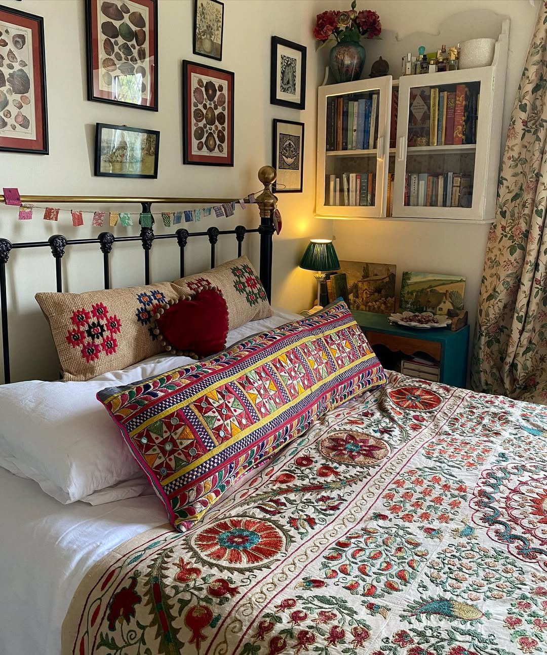 Jaw-Dropping Eclectic Bedrooms You Can't Miss (2025) 10 Vintage Textiles And Collected Charm