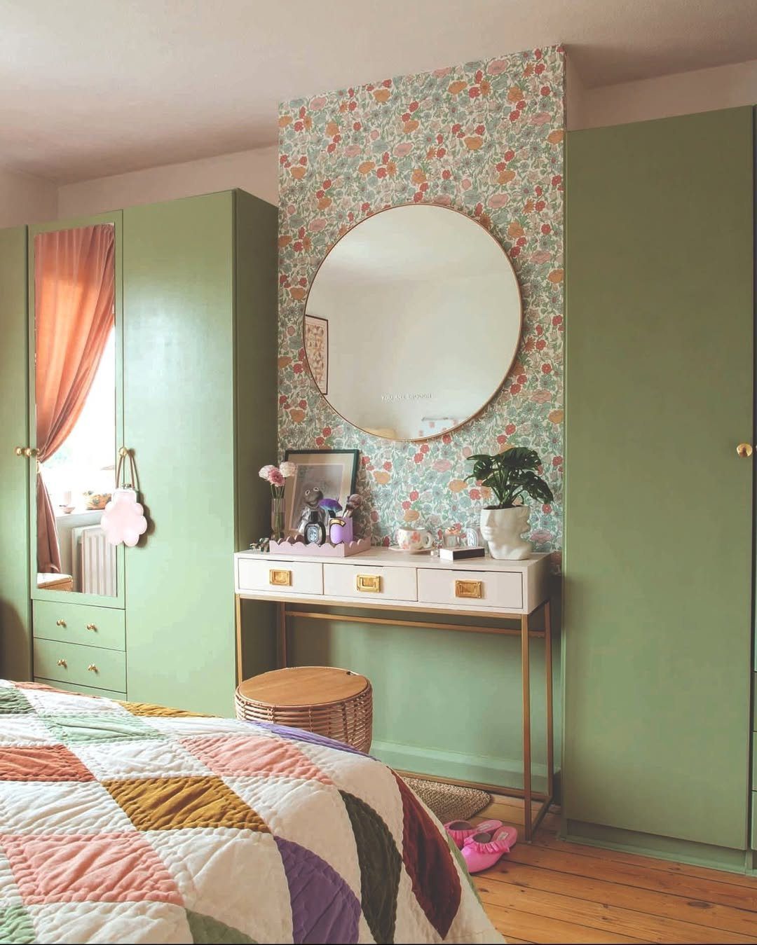 Jaw-Dropping Eclectic Bedrooms You Can't Miss (2025) 25 Vintage Florals And Soft Pastels