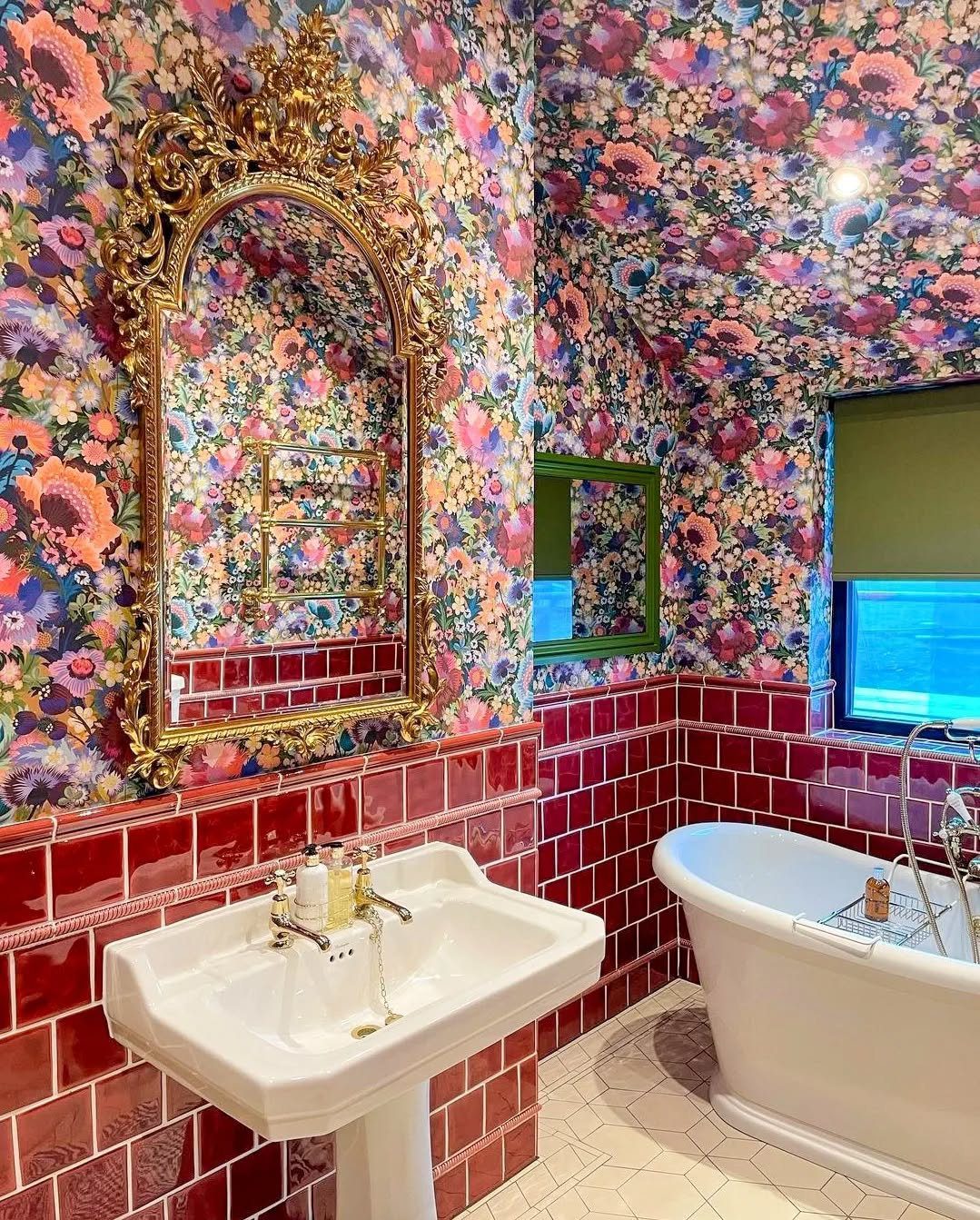 25 Mind-Blowing Eclectic Bathroom Designs for 2025 21 Maximalist Florals With Vintage Glam