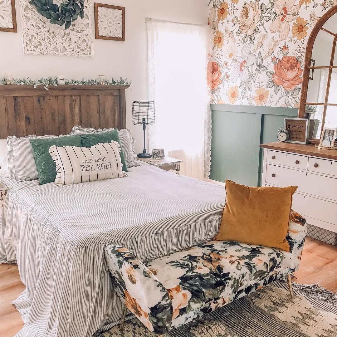 25 Dreamy Farmhouse Bedrooms You'll Obsess Over (2025) 5 Rustic Farmhouse With Vintage Florals